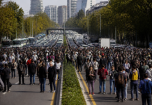 La huelga educativa bloquea la Castellana en hora punta