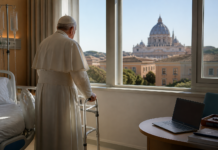 El papa vuelve a caminar y gobierna el Vaticano desde el hospital
