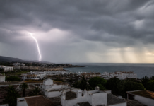 Lluvias y tormentas provocan incidencias eléctricas en Estepona