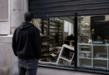 Defiende su tienda gamer en Francia y desata memes y solidaridad