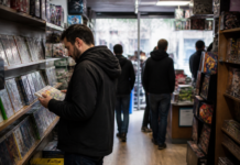 La imagen viral de la tienda de videojuegos que resiste en Francia