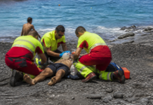 Rescatan a un hombre con síntomas de ahogamiento en Yaiza