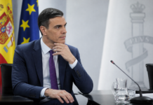 Sánchez presume de aldea gala y deja su nota a Tezanos