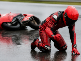 Marc Márquez logra una pole histórica en mojado tras caer