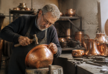 John Wills, el artesano del cobre que rescata un oficio