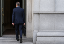 Las hipótesis tras la caída del delegado del Gobierno en Madrid