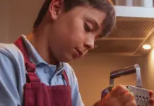 Estudiante con discapacidad que triunfa en la cocina inclusiva Estudiante con discapacidad que triunfa en la cocina inclusiva image