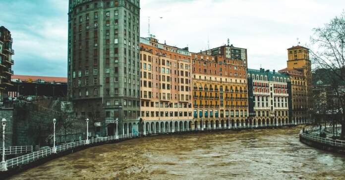Inundaciones Bilbao Casco Viejo dejan calles anegadas image