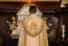 Sacerdote muere en plena misa tras caer una cruz Sacerdote muere en plena misa tras caer una cruz image