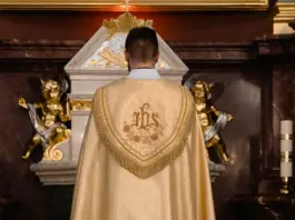 Sacerdote muere en plena misa tras caer una cruz Sacerdote muere en plena misa tras caer una cruz image