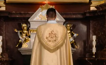 Sacerdote muere en plena misa tras caer una cruz image