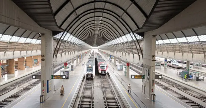 Descarrila tren Sevilla y corta una línea de Cercanías Descarrila tren Sevilla y corta una línea de Cercanías image